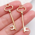 Par de colgantes de llave dorados de aleación para creación de joyas DIY - Llave Oro KC (20991)
