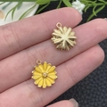 Colgantes de margaritas con esmalte amarillo y aleación dorada para joyería artesanal - Margarita de Esmalte Amarillo (19604)