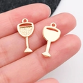Gouden wijnglas hanger van legering met matte textuur en gladde gepolijste achterkant - Wijnglas (20822)