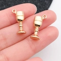 Paar gouden bokaalbedels in gepolijste afwerking voor creatieve sieraden en DIY - Wijnglas (20823)