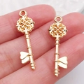 Par de colgantes de llave de aleación de oro vintage con patrón floral para joyas DIY - Llave Oro KC (20994)