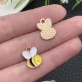 Colgante de abeja de esmalte amarillo sostenido a mano con detalles dorados y ojal superior - Abeja de Esmalte Amarillo (21127)