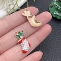 Kerstsok bedeltjes van emaille met hulstblaadjes en zirkoon voor zelfgemaakte sieraden - Witte Emaille Kerstsok