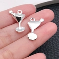 Zilveren cocktailglas hangers van legering op vingertoppen om de maat weer te geven - Wijnglas Stijl (20793)