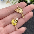Lindo colgante de abeja en aleación con motivo de piruleta y acabado metálico dorado - Piruleta de Abeja de Esmalte Amarillo (21160)