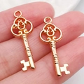 Colgantes de llave vintage dorados de aleación para joyería DIY mostrados en mano - Llave Oro KC (21001)