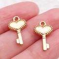 Colgante de llave en forma de corazón dorado para joyería DIY, sostenido para ver tamaño - Llave Corazón Oro KC (21003)