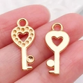 Colgantes dorados con forma de llave de corazón para la creación de joyas artesanales - Llave Corazón Oro KC (21004)