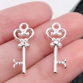 Set de dos colgantes de llaves de corazón vintage plateados para joyería hecha a mano - Llave Plata Brillante (20957)