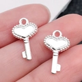Par de colgantes de llave de corazón vintage en aleación de plata para joyería artesanal - Llave Corazón Plata Brillante (20959)
