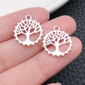 Zilveren holle Levensboom hangers voor DIY sieraden maken op de vingertoppen getoond - Helder Zilveren Tandwiel Levensboom (19895)