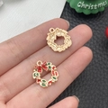 DIY kerstkrans hanger met rode strik en groene bladeren in kleurrijke emaille afwerking - Rood Groene Emaille Kerst Krans
