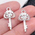 Colgante de búho de plata fabricado en aleación con detalles en relieve para joyería DIY - Llave de Búho de Plata Brillante (20973)