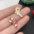 Kerstzuurstok hangers met rode strikjes in gouden afwerking en emaille detail - Rood Witte Emaille Kerst Snoepje (13x23)