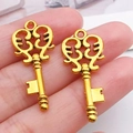 Colgante de llave vintage en aleación dorada con diseño hueco para joyería artesanal - Llave Oro Envejecido (10230)