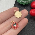 Kerstbloem hanger van rood emaille met strik en gouden getextureerde achterkant voor sieraden - Rode Strik Krans