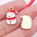 Colgante de muñeco de nieve esmaltado con acabado dorado para joyas DIY y llaveros - Estilo Muñeco de Nieve de Navidad con Gorro Rojo (21051)