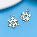 Pendentifs flocon de neige dorés pour bijoux DIY sur un fond bleu clair serein - Flocon de Neige de Noël Creux (18322)