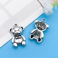 Colgante de oso de peluche plata antigua para joyas DIY con detalle frontal y trasero - Estilo Oso de Peluche con Pajarita (13903)