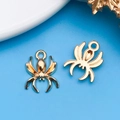 Pendentifs araignée dorés pour bijoux DIY, détails texturés recto et verso sur fond bleu - Araignée d'Halloween (18325)