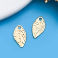 Pendentifs feuilles dorées avec nervures et textures pointillées pour bijoux DIY - Feuille Simple Face (18327)