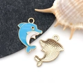 Pendentif dauphin en émail bleu et blanc avec finition dorée et dos texturé - Bleu Émail Dauphin (15783)