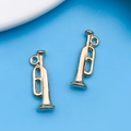 Pendentifs trompette dorés pour bijoux DIY avec finition polie sur fond bleu ciel - Instrument de Musique Trompette (18335)