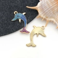 Pendentif dauphin dégradé bleu-violet avec émail scintillant et dos doré avec texture - Émail Dauphin Marin (18645)