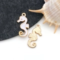 Pendentif hippocampe doré avec émail blanc et dos en métal texturé pour bijoux DIY - Blanc Émail Hippocampe Marin (9951)