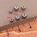 Dettaglio macro di perline scorrevoli in argento da 3mm a 5mm con anima in silicone per gioielli - Perle di Arresto Senza Occhiello (T668) / Colore Platino (3mm Foro 0.4mm)