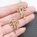 Ciondolo fiocco in lega di zinco con design a pizzo traforato oro per creazione gioielli - Fiocco di Pizzo (26x19mm)