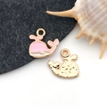 Breloques baleine rose émaillée avec dorure et dos métallique texturé pour bijoux DIY - Baleine Émail Rose (11890)