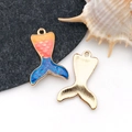 Pendentif queue de sirène émaillé coloré avec dégradé orange rose bleu pour bricolage - Bleu Émail Queue de Sirène Marina (12049)