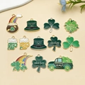 Lot de breloques en émail pour la Saint-Patrick avec trèfles et motifs arc-en-ciel - Ensemble de Styles Mélangés