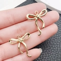 Set di 2 ciondoli a fiocco dorati traforati in lega di zinco per gioielli fai-da-te e borse - Fiocco Curvo (25x23mm)