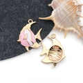 Pendentifs poissons tropicaux en émail rose et blanc avec finition dorée pour bijoux - Rose Émail Poisson Tropical Marin (12314)