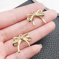 Ciondoli a fiocco dorati in lega per gioielli fai-da-te su un polpastrello - Fiocco a Doppio Strato (19x22mm)