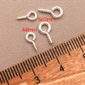 Détail macro de clous à œil argentés 4x8mm et 5x10mm pour la création de bijoux DIY - Longueur 8mm * Largeur 4mm * Goupille 1,0mm / Argent