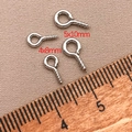 Détail de vis à œillet argentées 4x8mm et 5x10mm avec une règle en bois - Longueur 8mm * Largeur 4mm * Goupille 1,0mm / Or blanc