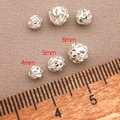Vue macro de perles géométriques creuses en argent de 4mm, 5mm et 6mm pour bijoux DIY - Diamètre-4mm / Argent épais