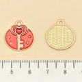 Colgante de llave de corazón de esmalte rosa para joyas DIY, redondo de aleación dorada - Placa Redonda Llave Corazón Roja (21463)