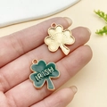 Pendentifs trèfles irlandais dorés avec émail vert et lettrage Irish gravé - Trèfle Irlandais Chanceux