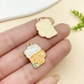 Pendentif chope de bière dorée avec trèfle vert et émail blanc pour bijoux DIY - Chope de Bière Trèfle