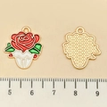 Colgante de rosa roja esmaltada en aleación con reverso dorado y anilla para joyería DIY - Pastel de Rosa Roja (21474)