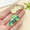 Pendentif voiture porte-bonheur en émail vert et or pour bijoux DIY de la Saint-Patrick - Camion Trèfle