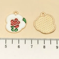 Colgante de esmalte rosa y rojo con parte posterior dorada para joyería artesanal - Placa de Rosa Blanca (21475)