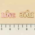 Colgante LOVE de esmalte rosa con base dorada y reverso texturizado para bisutería DIY - Letras LOVE Rosa (21487)