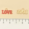 Colgante LOVE de esmalte rojo con borde metálico dorado y longitud de 22mm para DIY - Letras LOVE Roja (21488)