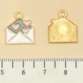 Colgante de sobre con corazón rosa en aleación dorada para bisutería artesanal - Sobre de Carta de Amor Rosa (21525)