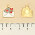 Colgante sobre de corazón esmaltado rosa y chapado en oro para creación de joyas - Sobre de Carta de Amor Roja (21526)